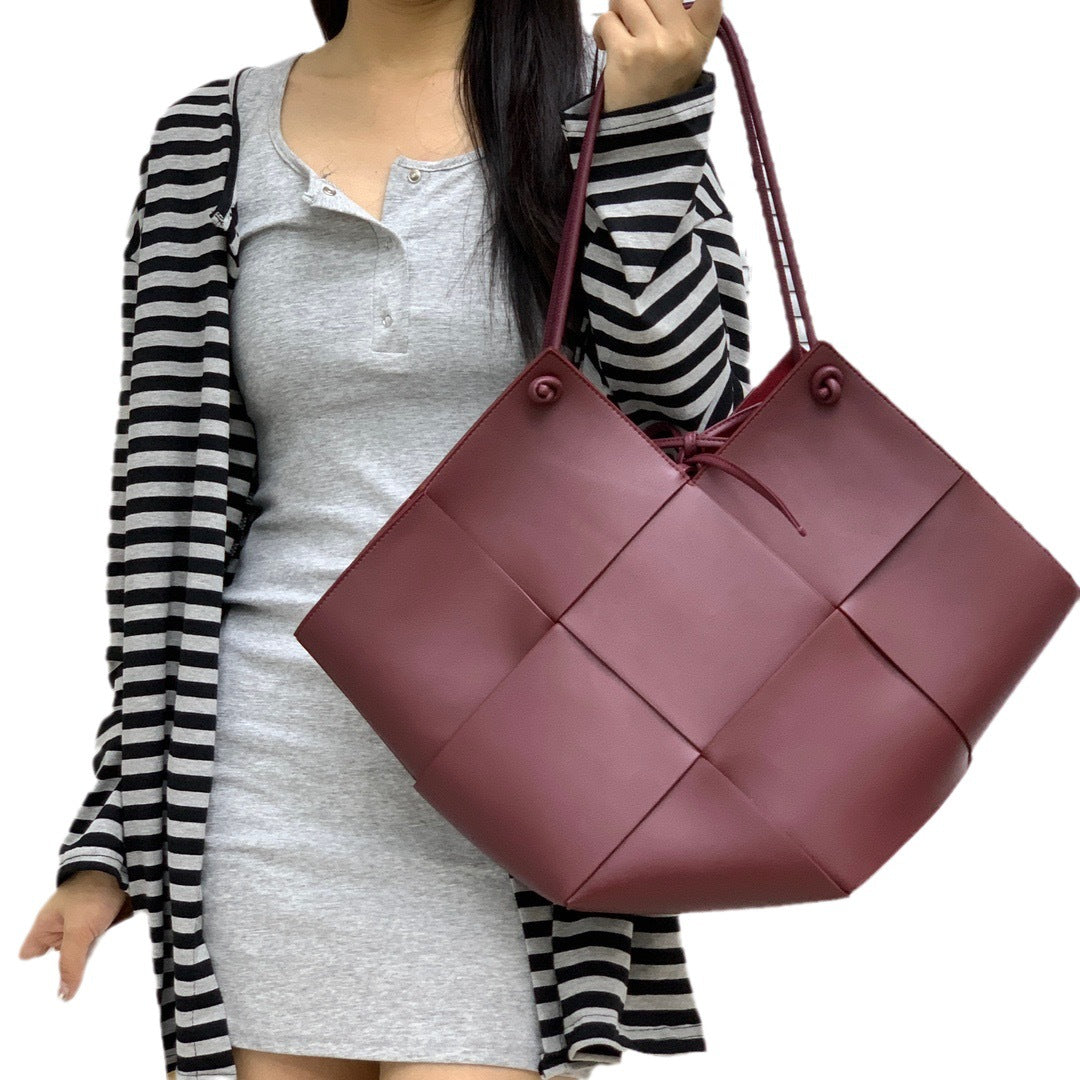 Fashionable woven shoulder bag with large capacity